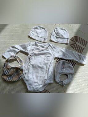 White Long Sleeve Baby Onesie with 2hats 2bibs